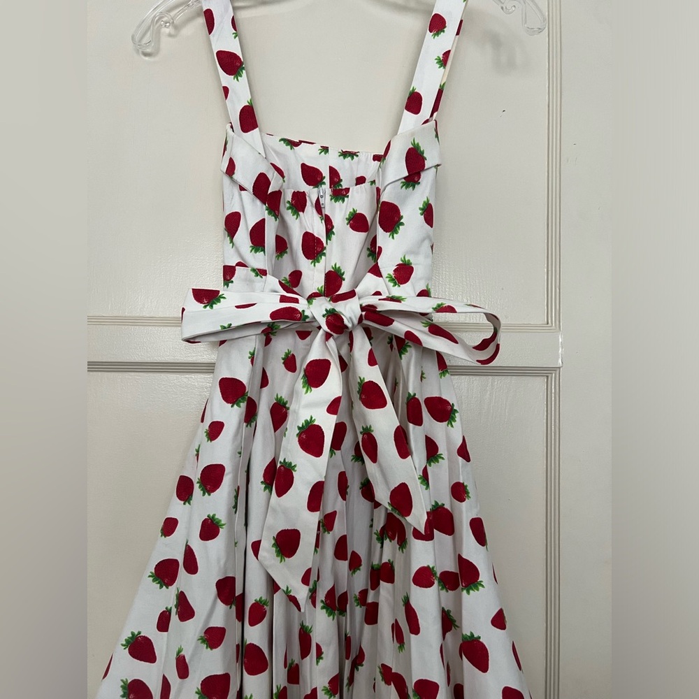 Strawberry print dress, size m, good condition, super cute - Picture 2 of 5